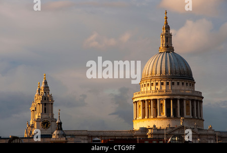 Belle vue sur le dôme de la Cathédrale St Paul, l'un des sites les plus célèbres de Londres, Londres, Angleterre. Banque D'Images