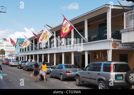 Les rues étroites de ligne de voitures devant le Hard Rock Café à Nassau, Bahamas Banque D'Images