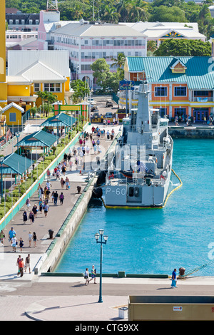 HMBS Bahamas patrouille P-60 navire amarré au quai de Prince George dans le port de Nassau, Bahamas Banque D'Images