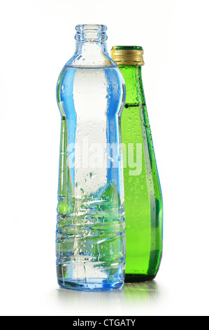 La composition avec deux bouteilles d'eau minérale isolated on white Banque D'Images