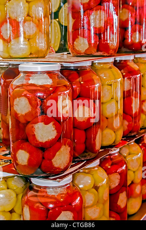 Différents types de cornichons préparés dans des bocaux Banque D'Images