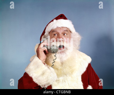 1960 SANTA CLAUS TALKING ON TELEPHONE RETRO Banque D'Images