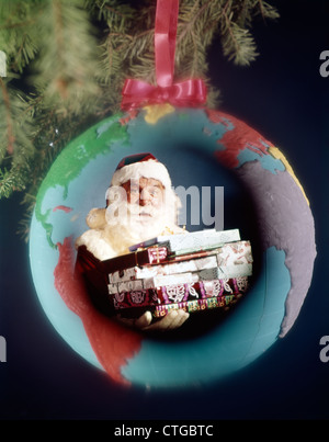 Années 1960 Années 1970 COMPOSITE IMAGE GLOBE TERRESTRE DE DÉCORATION DE NOËL PÈRE NOËL AVEC PRÉSENTE RETRO Banque D'Images