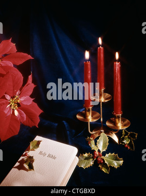 1970 1970 RETRO BIBLE BOUGIES HOLLY POINSETTIAS Banque D'Images