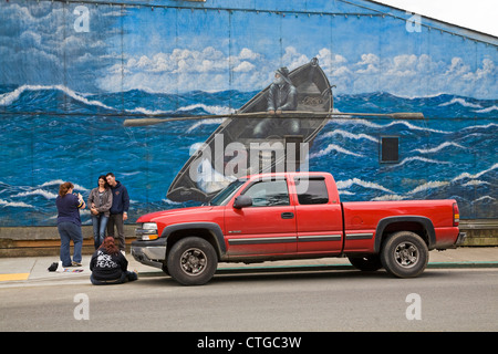 Les touristes se promener le long de la rue principale sur le port de Newport, Oregon, dans le quartier historique. Banque D'Images