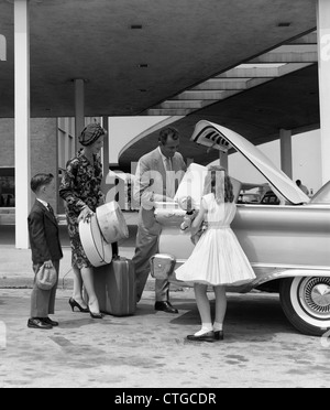 Années 1950 Années 1960 FAMILLE DE QUATRE LIGNES D'AUTOMOBILES D'EMBALLAGE AVEC ASSURANCE & HATBOXES Banque D'Images