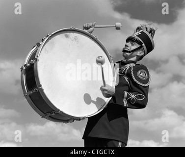 1950 PORTRAIT DE GARÇON DE JEU UNIFORMES DANS LA BANDE LARGE TAMBOUR Banque D'Images