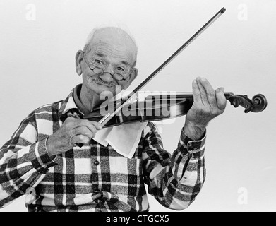 1960 Un homme âgé au violon LOOKNG AT CAMERA Banque D'Images