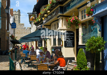 TERRASSE DE BOISSONS PAVÉ le Carpenters Arms public House Windsor avec des tables sur l'ancienne terrasse pavée et le château de Windsor en arrière-plan Berkshire Royaume-Uni Banque D'Images