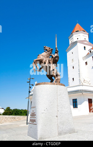 Statue équestre du roi Svatopluk dans une face de château de Bratislava Banque D'Images