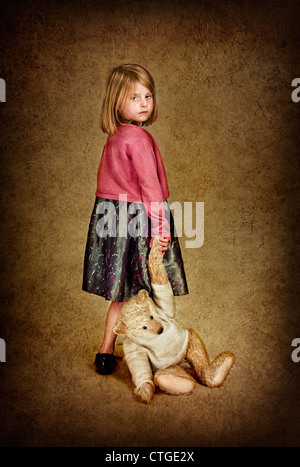 Studio image d'une fille malheureuse traînant un ours en peluche dans un ancien concept de l'affect, mec Banque D'Images