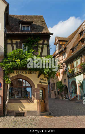 Cave de Dégustation de vin HUGEL producteur renommé de chambres "Hugel" dans le centre de Riquewihr Alsace France Banque D'Images