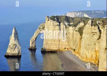 L'aiguille et la porte d'Aval, une arche naturelle dans les falaises de craie d'Etretat, de la Côte d'Albâtre, Haute-Normandie, France Banque D'Images