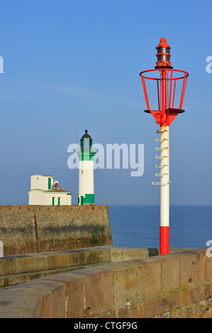 Phare et balise maritime sur ponton de Le Tréport, Haute-Normandie, France Banque D'Images