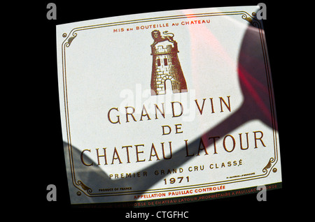 Château Latour ombre d'un verre de dégustation de vin, qui tombe sur le label du Grand vin rouge de Bordeaux français de première classe cru 1971 Banque D'Images