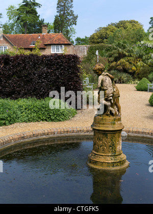 dh jardin de fleurs victorien BEAULIEU JARDINS HAMPSHIRE ANGLETERRE statue de Cherub eau fontaine étang royaume-uni petit personne english pays jardins caractéristique Banque D'Images