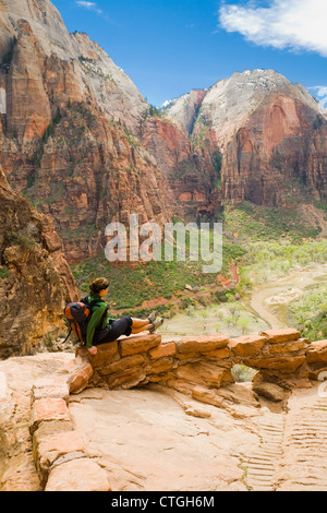 Persian woman sitting on chemin canyon Banque D'Images