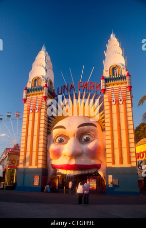 Fête foraine Luna Park Sydney entrée au coucher du soleil , Australie Banque D'Images