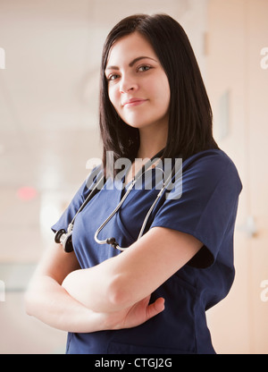 Caucasian surgeon with arms crossed Banque D'Images