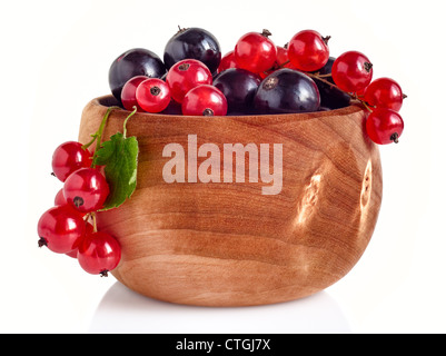 Les baies de cassis et de groseille en bouleau de Finlande traditionnelle tasse, isolé sur fond blanc. Banque D'Images