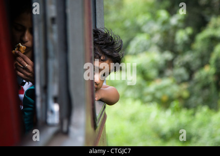 La mère et le garçon à la fenêtre en train dans la région de hill de Sri Lanka Banque D'Images