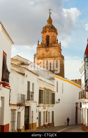 Carmona, Province de Séville, Espagne. Scène de rue à l'église de San Bartolomé. Banque D'Images