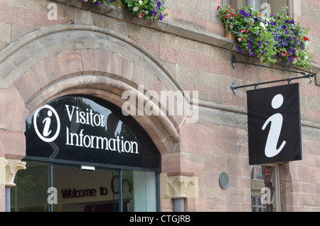 Les panneaux pour Chester tourisme syndicat d'initiative à l'Hôtel de Ville Ville de Chester Cheshire England UK Banque D'Images