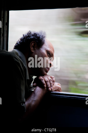 L'homme du train looking out window au Sri Lanka Banque D'Images