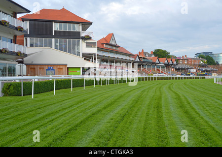 Courses hippiques à Roodee racecourse et stands les plus anciens encore en usage en Angleterre vus sur un jour de non course à la ville de Chester Cheshire Angleterre Royaume-Uni Banque D'Images