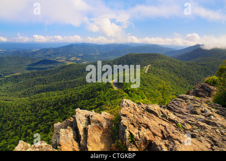 Sur peu de Stony Man Mountain, sentier des Appalaches, le Parc National Shenandoah, en Virginie, USA Banque D'Images