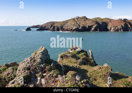 Baltimore, West Cork, Irlande. En regardant vers le phare de près de la balise. Banque D'Images