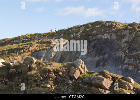 Baltimore, West Cork, Irlande. Les enfants courent jusqu'falaise près de la voie balise. Banque D'Images