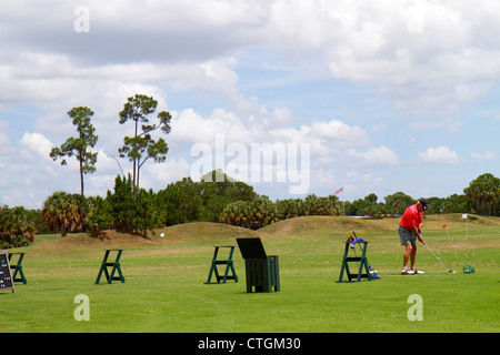 Port St.Saint Lucie Florida,PGA Village,terrain d'exercice de golf,golfeur,pratiquant,active,senior seniors vieux citoyens pension pensionnée Banque D'Images