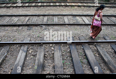 Une femme se promène le long de la voie ferrée, le train au Sri Lanka. Banque D'Images