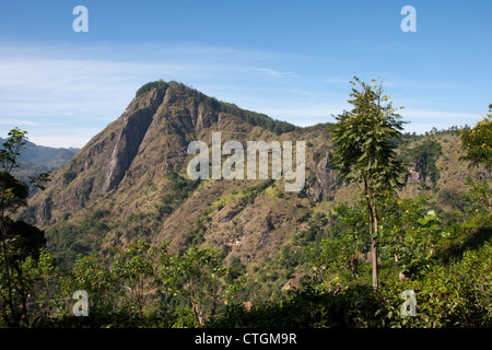 Voir à travers la belle Ella Gap de peu d'Adams Peak près de Ella, Sri Lanka Banque D'Images