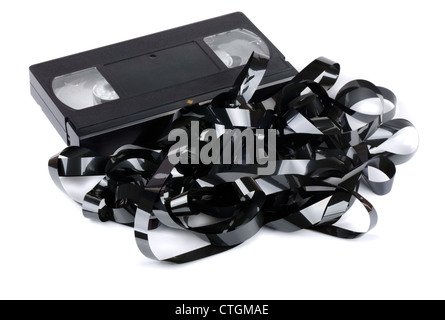 Cassette vidéo VHS avec bande vidéo emmêlées isolated on white Banque D'Images