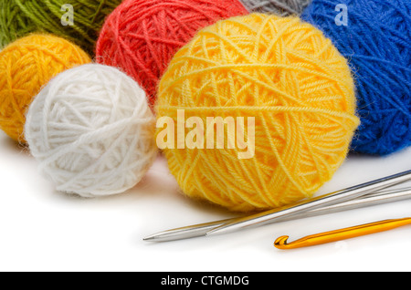Laine couleur échevettes, des aiguilles à tricoter et crochet Banque D'Images