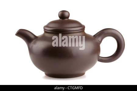 Théière en céramique marron foncé isolated on white Banque D'Images
