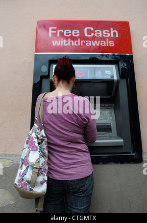 À l'aide d'un distributeur automatique de femmes lien avec retrait d'espèces gratuit matlock england uk Banque D'Images