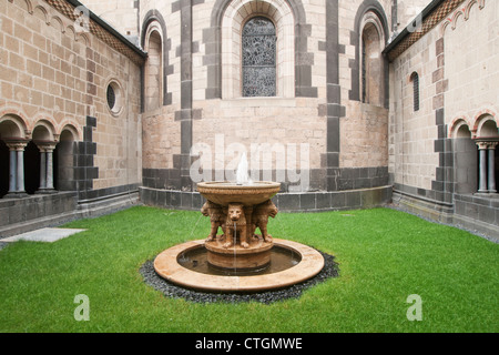Fontaine Lion dans le Paradis ; portique Roman Rhénanie-palatinat Allemagne Banque D'Images