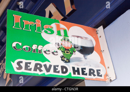 Kenmare, comté de Kerry, Irlande. Inscrivez-café à l'extérieur offrant un café irlandais Banque D'Images