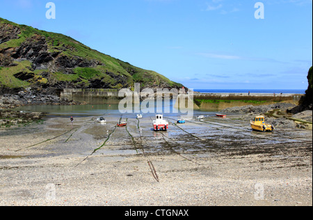 Photo de paysage de Port Isaac Harbour à Cornwall à marée basse montrant un certain nombre de bateaux de pêche. Banque D'Images