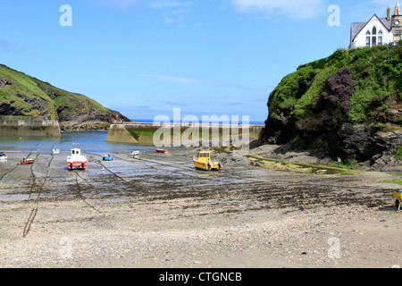 Photo de paysage de Port Isaac Harbour à Cornwall à marée basse montrant les bateaux de pêche et les bâtiments donnant sur le port. Banque D'Images