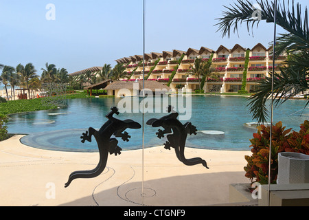Vue de manger avec les poignées de portes de lézard signature Piscine à Gran Velas resort à Riviera Maya, Yucatan, Mexique Banque D'Images