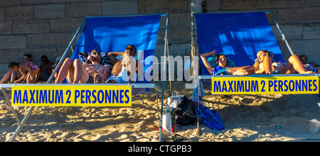 Paris, France, les personnes appréciant les événements publics, « Paris Beach », (Paris plages), dans le centre-ville, se détendre dans des chaises longues, vacances sur la Seine, villes urbaines de vagues de chaleur Banque D'Images