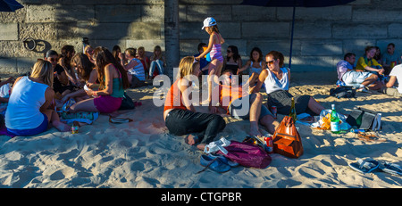 Paris, France, foule public urbain appréciant les événements, Paris Beach, 'Paris plages', au centre ville Rivière Seine plage, vacances Banque D'Images