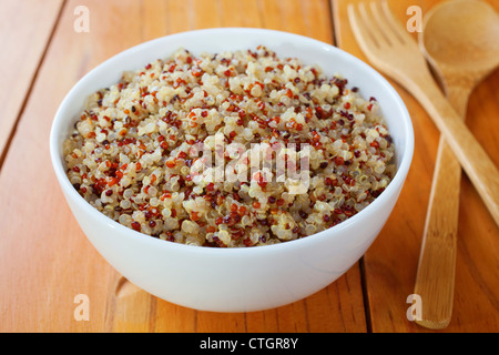Un bol de quinoa cuit et de l'amarante. Contient des rouges, blancs et noirs le quinoa. Banque D'Images