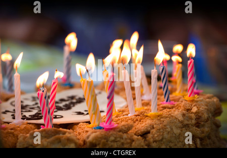 Cake coloré au-dessus de fond sombre Banque D'Images