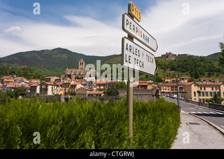 Vue sur l'église et le fort à Prats de Mollo la Preste à partir de la route. Banque D'Images