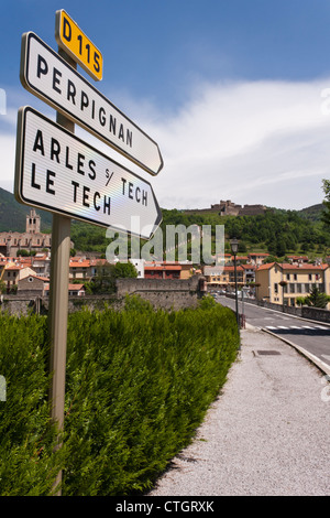 Vue sur l'église et le fort à Prats de Mollo la Preste à partir de la route. Banque D'Images